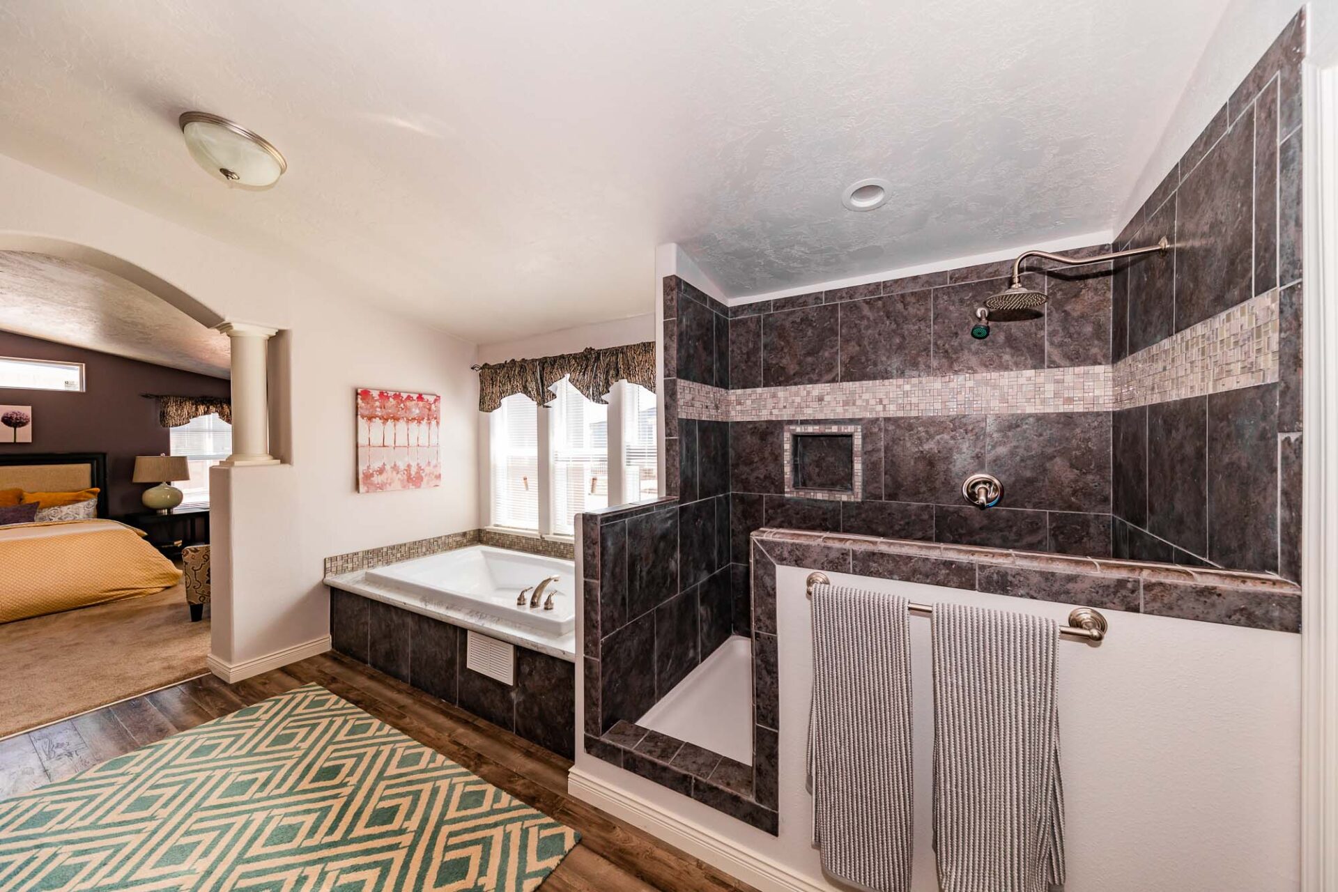 factorydirecthomes.com-gsp-643k-triple-2-9 Huge master bathroom in this prefabricated home.